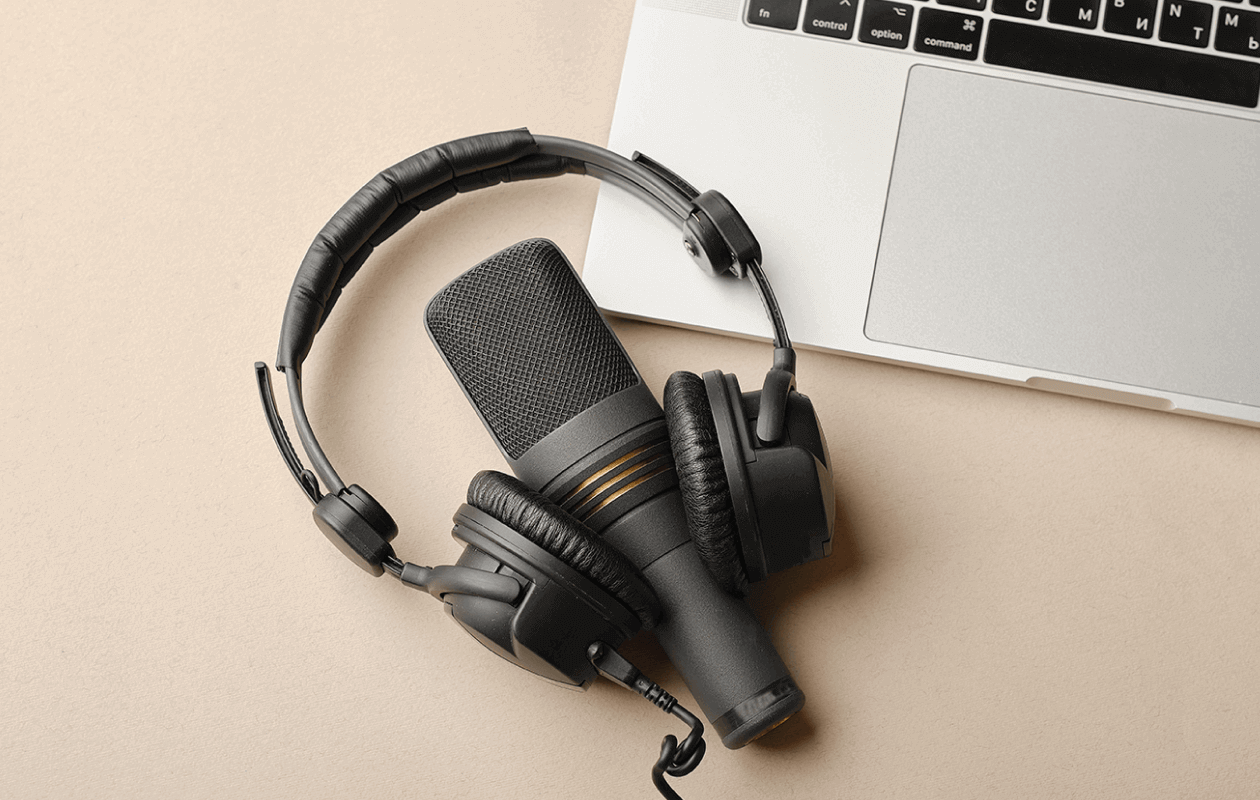the 10 best podcast headphones blog image